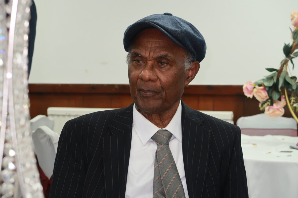 Mr Broome Observes (FR)