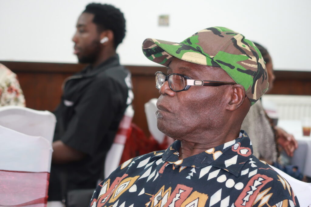 Phillip relaxing (FR)